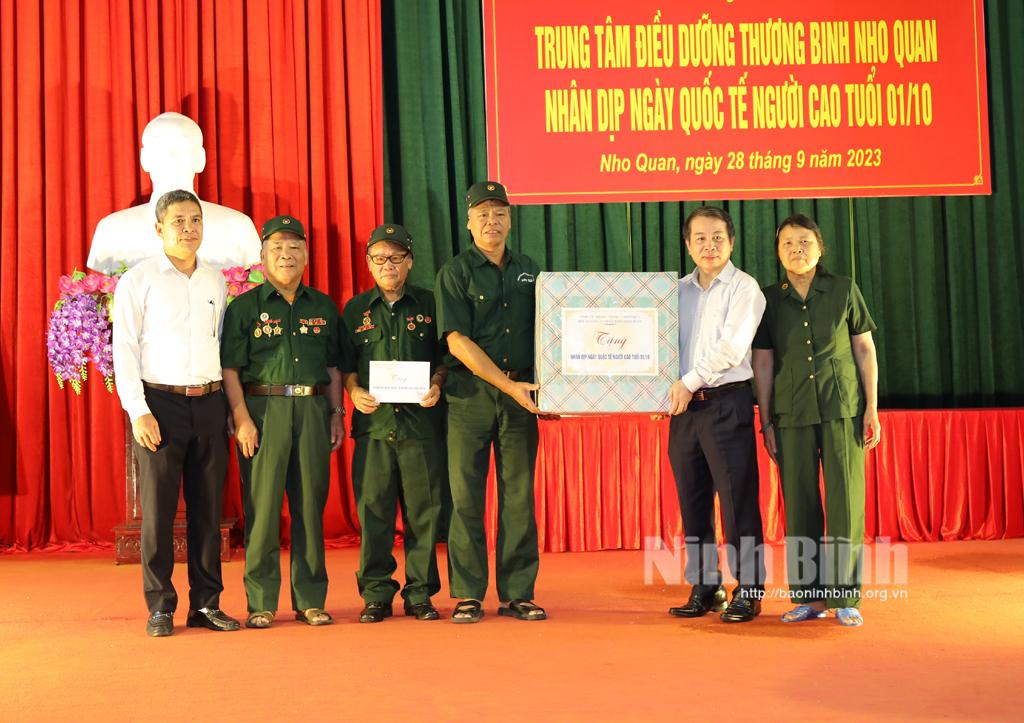 Đồng chí Phó Chủ tịch Thường trực HĐND tỉnh thăm, tặng quà người cao tuổi huyện Nho Quan