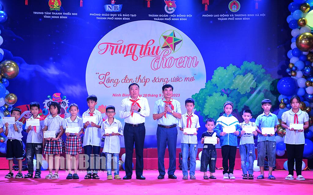 Tặng 120 suất quà cho trẻ em nghèo tại chương trình "Trung thu cho em" năm 2023