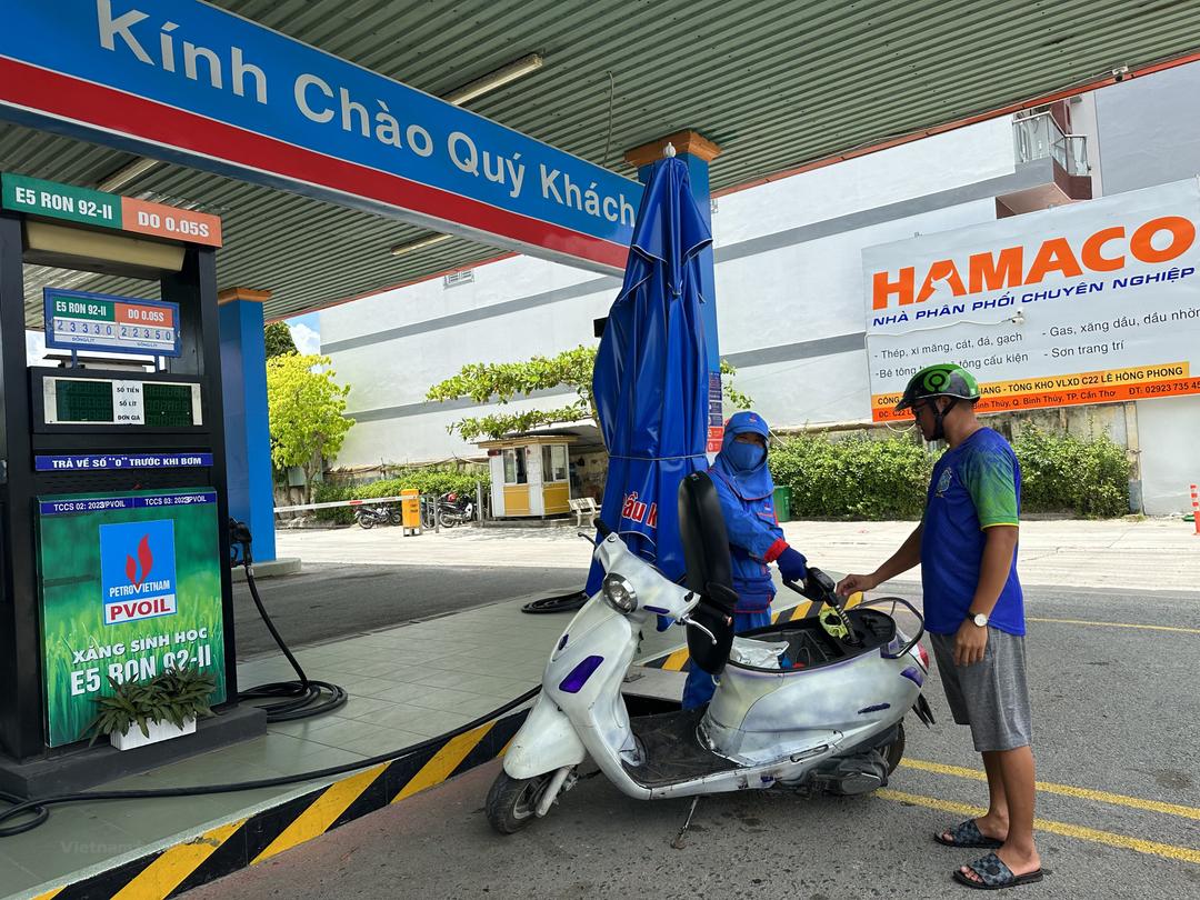 Tiếp tục đi lên, giá xăng RON95-III vượt ngưỡng 24.800 đồng mỗi lít