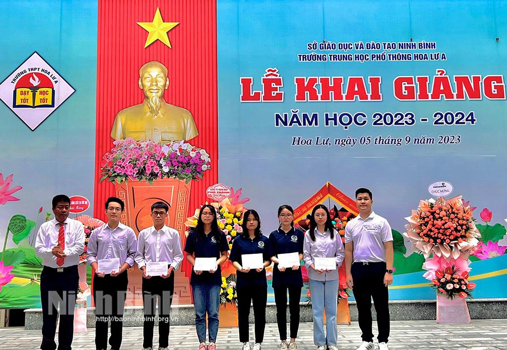 Trao học bổng cho học sinh nhân dịp khai giảng năm học mới
