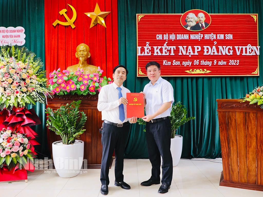 Chi bộ Hội Doanh nghiệp huyện Kim Sơn kết nạp đảng viên mới