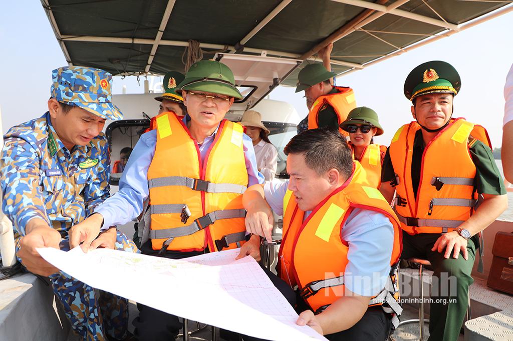 Đồng chí Bí thư Tỉnh ủy thị sát vùng biển Kim Sơn