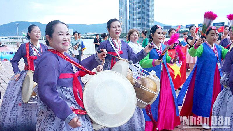 Gần 100 nghệ sĩ Hàn Quốc biểu diễn nhạc cụ truyền thống bên sông Hàn