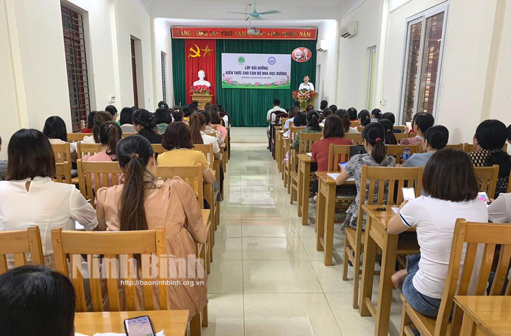 Tập huấn kiến thức cho cán bộ nha học đường