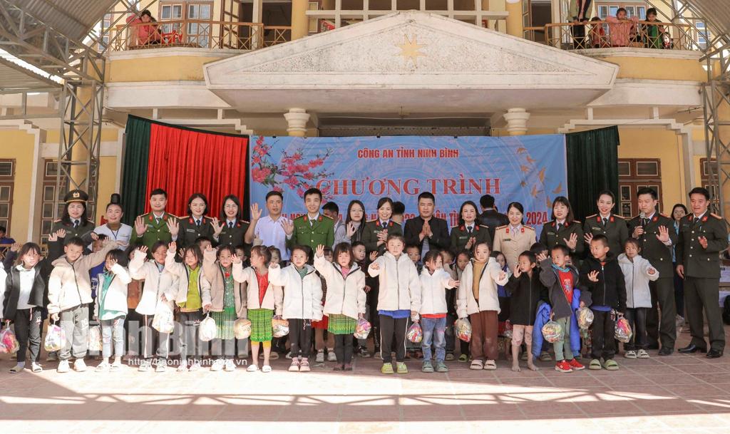 Công an tỉnh tổ chức chương trình "Tình nguyện mùa đông năm 2023 - Xuân tình nguyện năm 2024" tại tỉnh Sơn La và Điện Biên