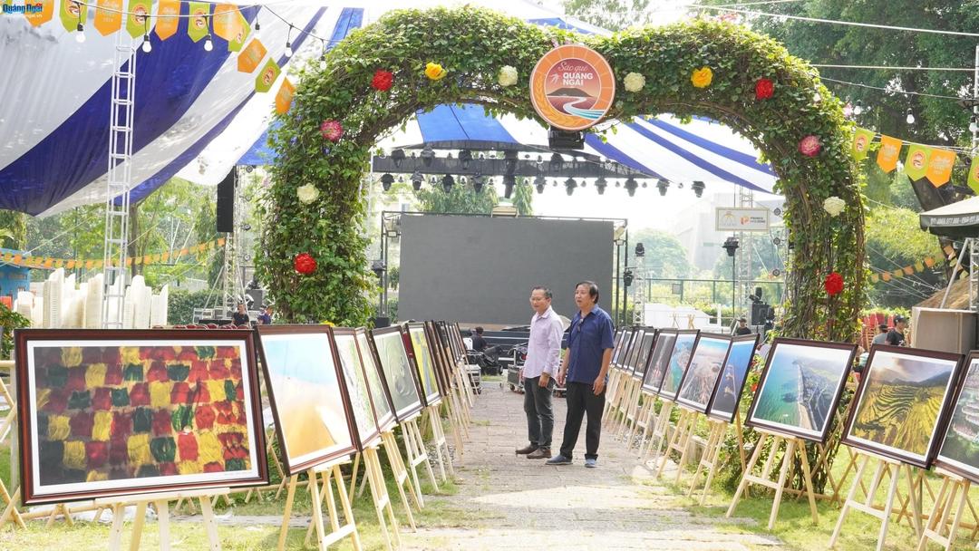 Triển lãm ảnh "Quảng Ngãi, trăm nhớ ngàn thương"