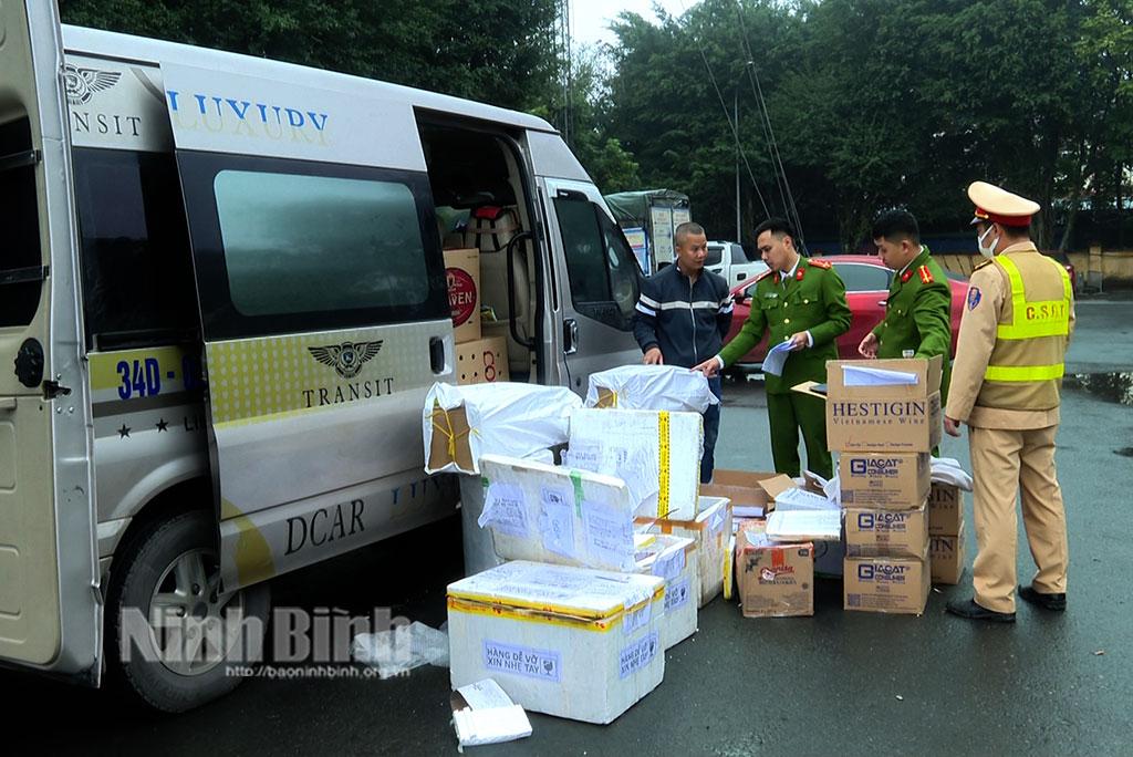 Phát hiện vụ vận chuyển trái phép động vật và hàng hóa không có hóa đơn