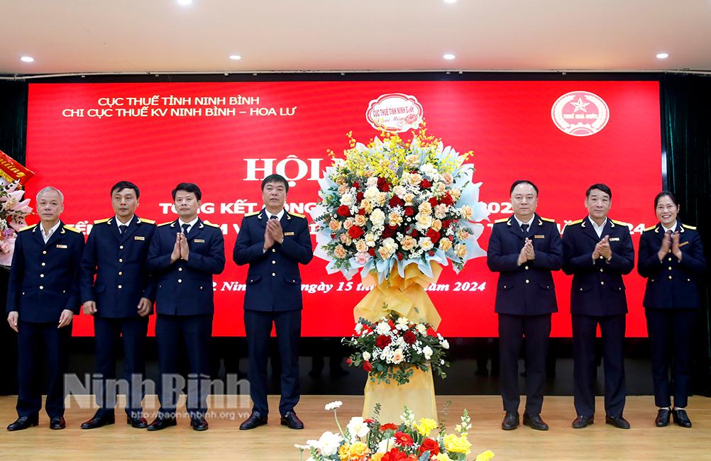 Chi cục Thuế khu vực Ninh Bình-Hoa Lư triển khai nhiệm vụ và ký kết giao ước thi đua năm 2024