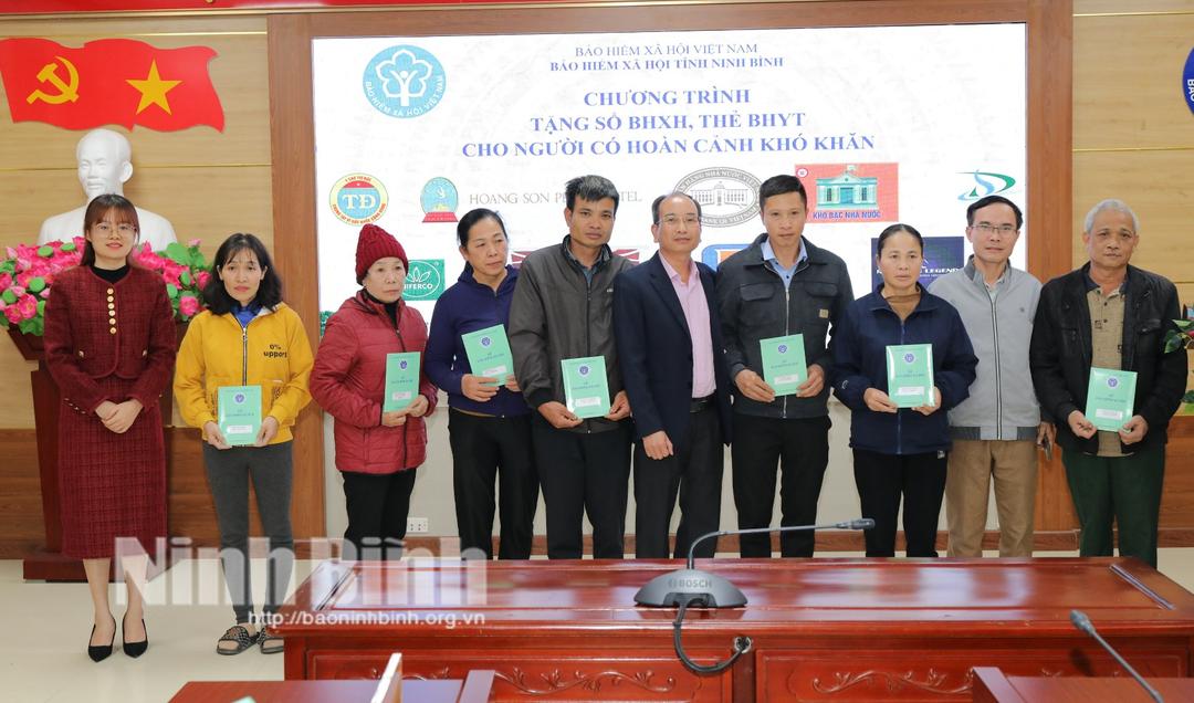 Chương trình tặng sổ BHXH, thẻ BHYT cho người có hoàn cảnh khó khăn