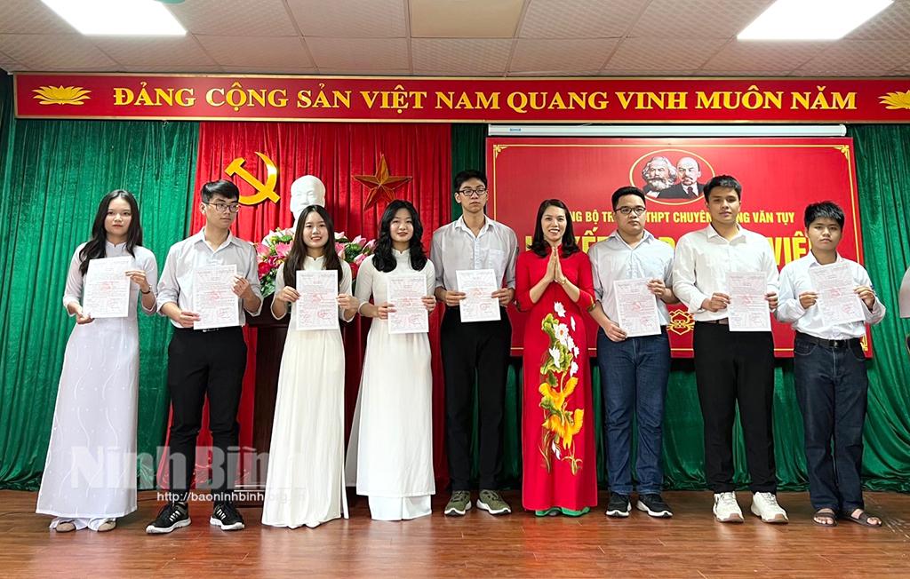 Trường THPT chuyên Lương Văn Tụy: Ươm những "mầm xanh" cho Đảng