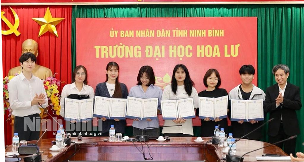 Trao Giấy chứng nhận hoàn thành khóa học tiếng Hàn Quốc tại Trường Đại học Hoa Lư