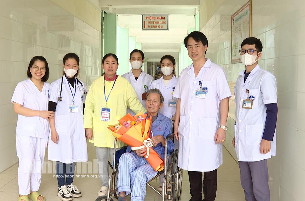 Trung tâm Y tế huyện Gia Viễn cấp cứu, điều trị thành công bệnh nhân ngừng tim 2 lần, suy đa tạng