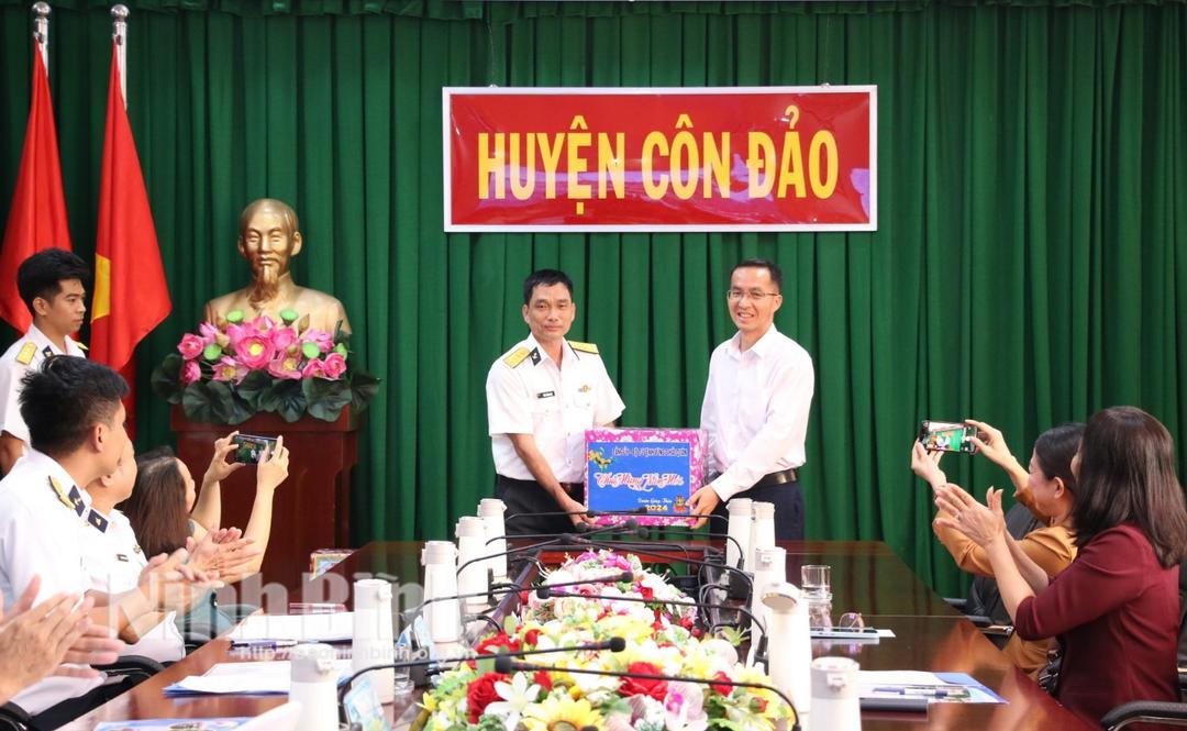 Bộ Tư lệnh Vùng 2 Hải quân thăm, chúc Tết các cơ quan dân-chính-đảng huyện Côn Đảo