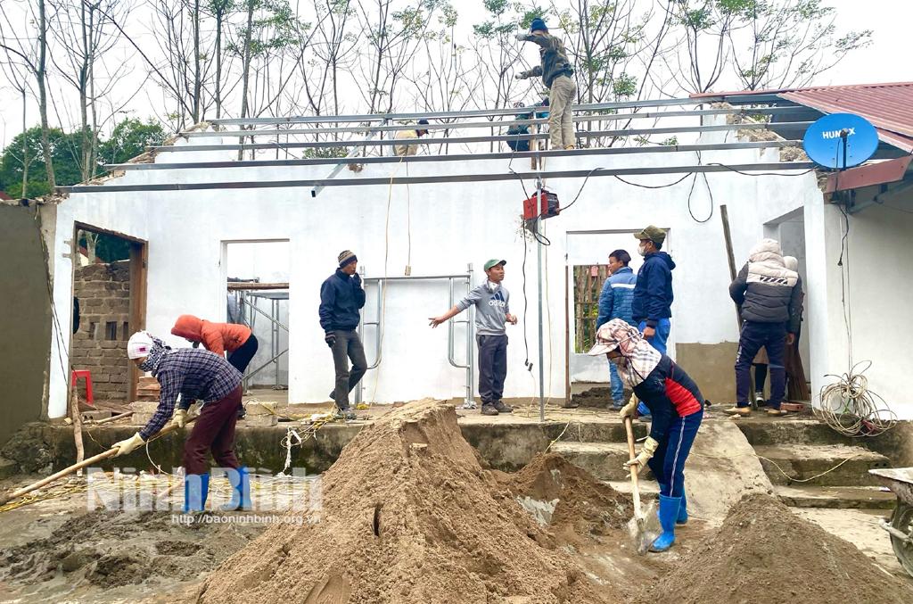 Hỗ trợ sửa nhà cho gia đình có hoàn cảnh đặc biệt khó khăn tại xã Quảng Lạc