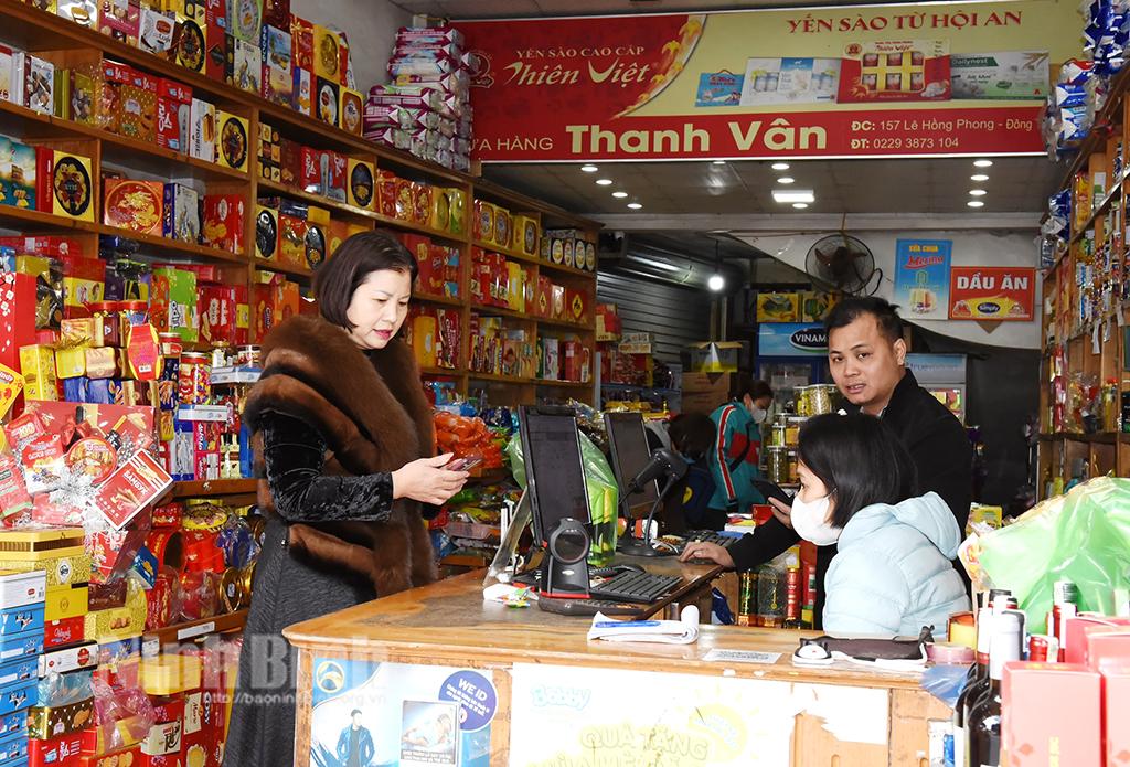 Thị trường hàng hóa Tết dồi dào, giá cả ổn định