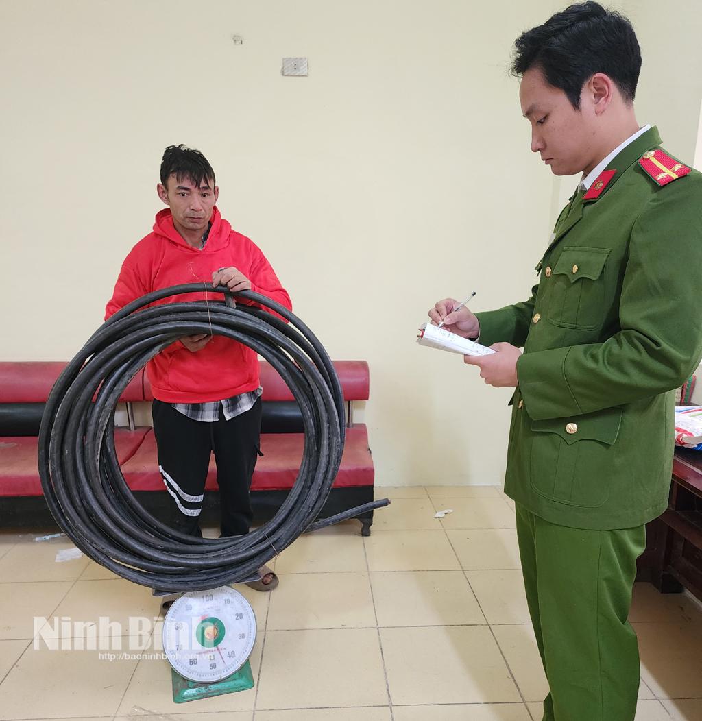 Bắt quả tang đối tượng trộm cắp gần 50 kg dây cáp điện