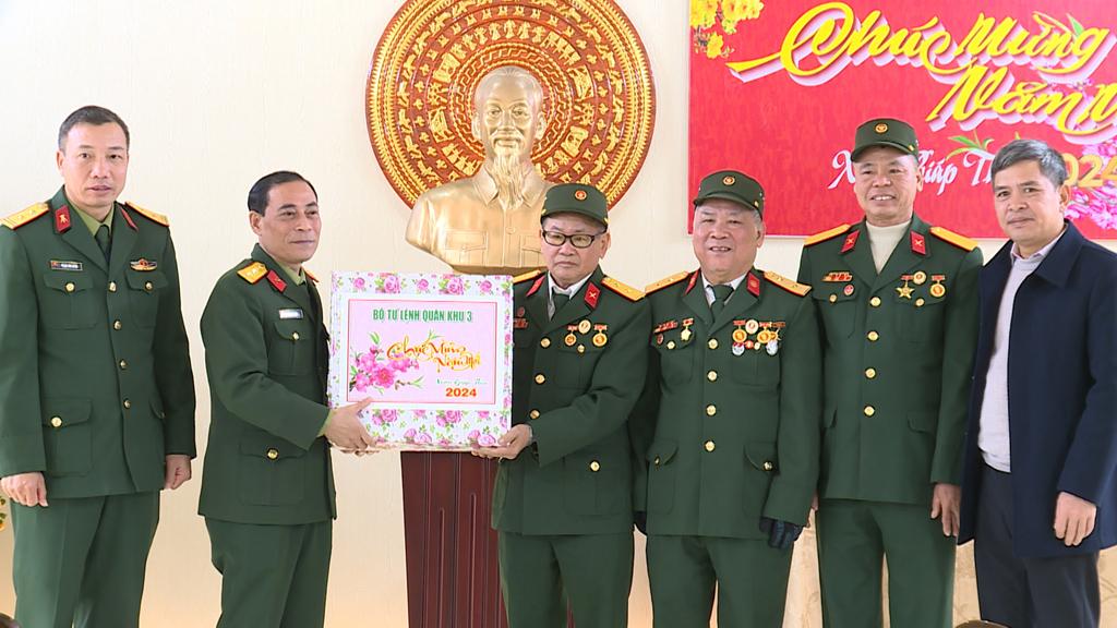 Bộ Tư lệnh Quân khu 3 thăm, tặng quà Trung tâm Điều dưỡng thương binh Nho Quan