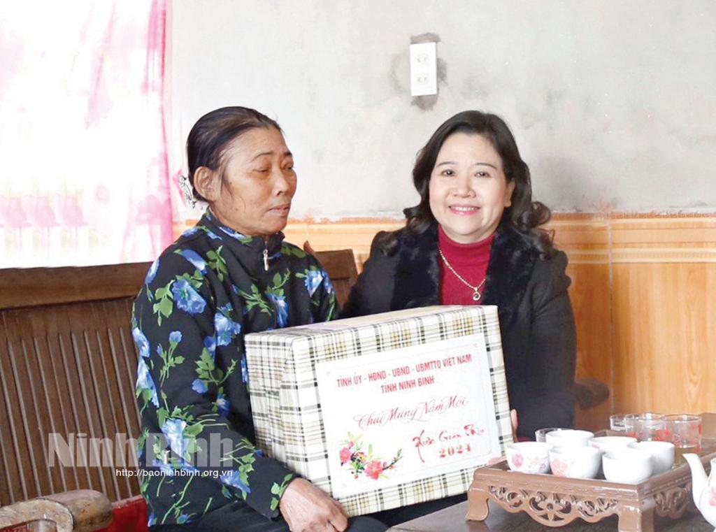 Đồng chí Trưởng Ban Tuyên giáo Tỉnh ủy thăm, tặng quà nhân dịp Tết Nguyên đán Giáp Thìn