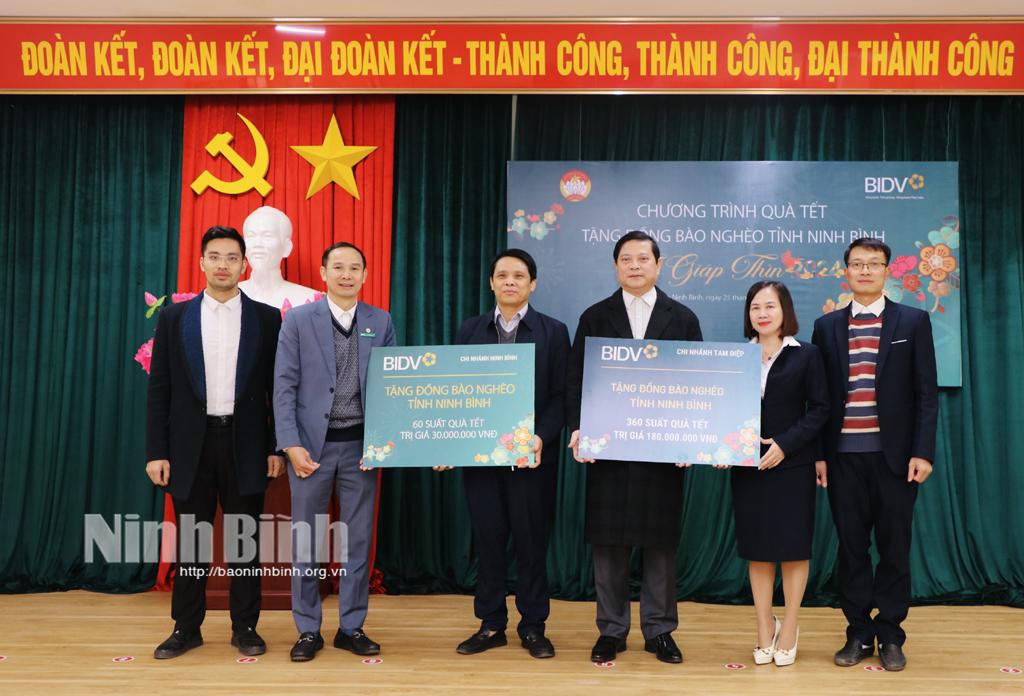 Ngân hàng BIDV tặng 420 suất quà Tết cho hộ nghèo của tỉnh Ninh Bình