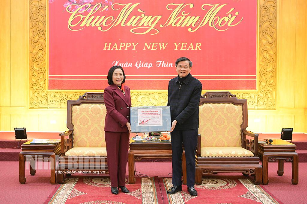 Đồng chí Trưởng Ban Công tác đại biểu Quốc hội Nguyễn Thị Thanh thăm, chúc Tết tại Ninh Bình