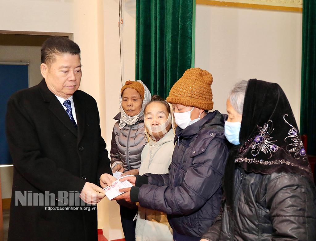 Tập đoàn kinh tế Xuân Thành tặng 460 suất quà Tết cho người nghèo huyện Gia Viễn