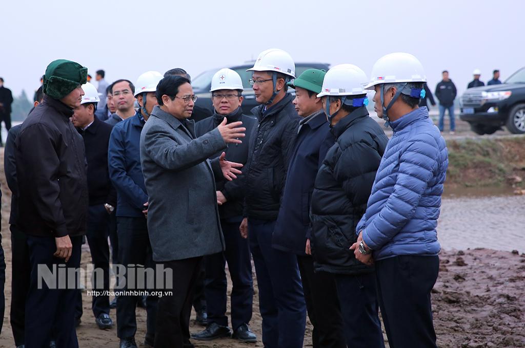 Thủ tướng Phạm Minh Chính kiểm tra thực địa việc xây dựng đường dây 500kV tại Ninh Bình
