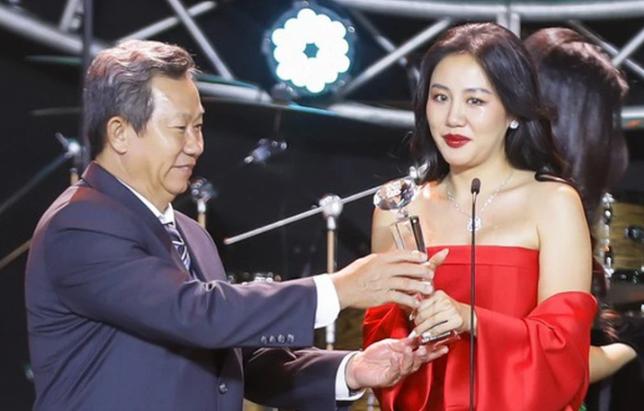 Văn Mai Hương khóc khi thắng lớn Làn Sóng Xanh