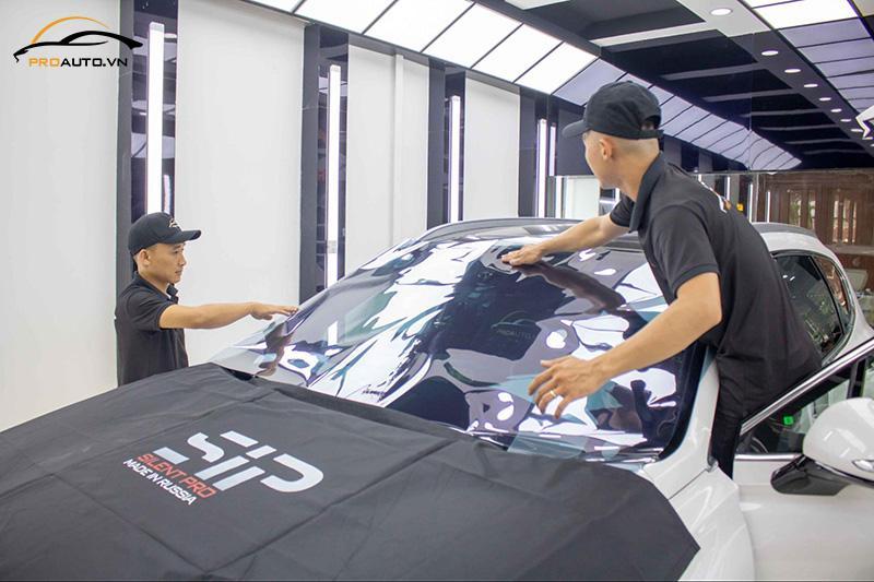 Nên chọn phim cách nhiệt kính lái ô tô loại nào tốt?