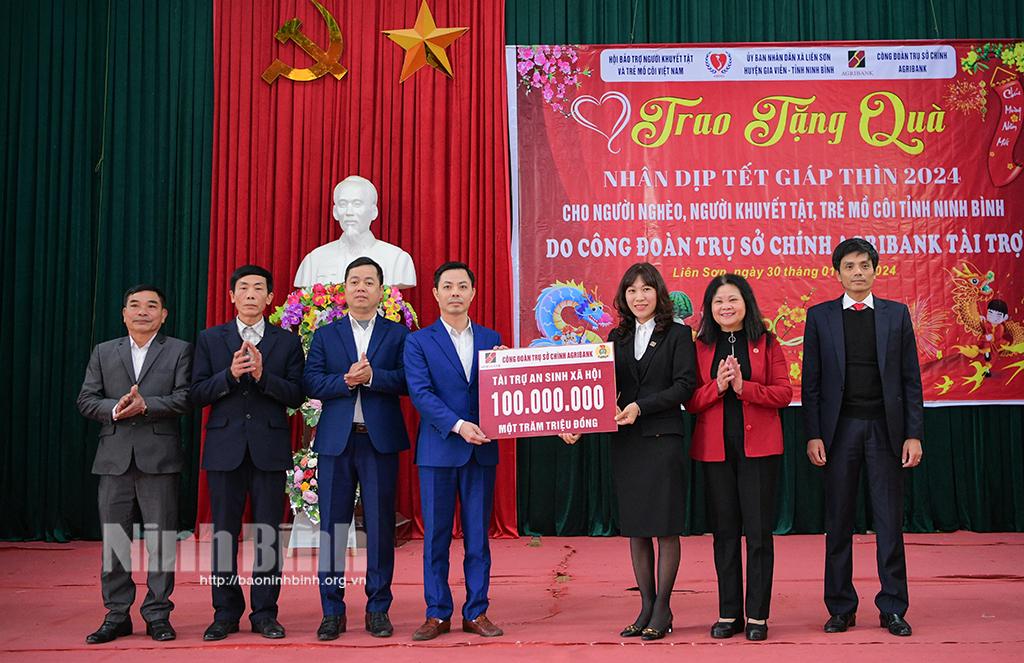 Công đoàn Trụ sở chính Agribank trao 200 suất quà Tết cho hộ nghèo, hộ khó khăn