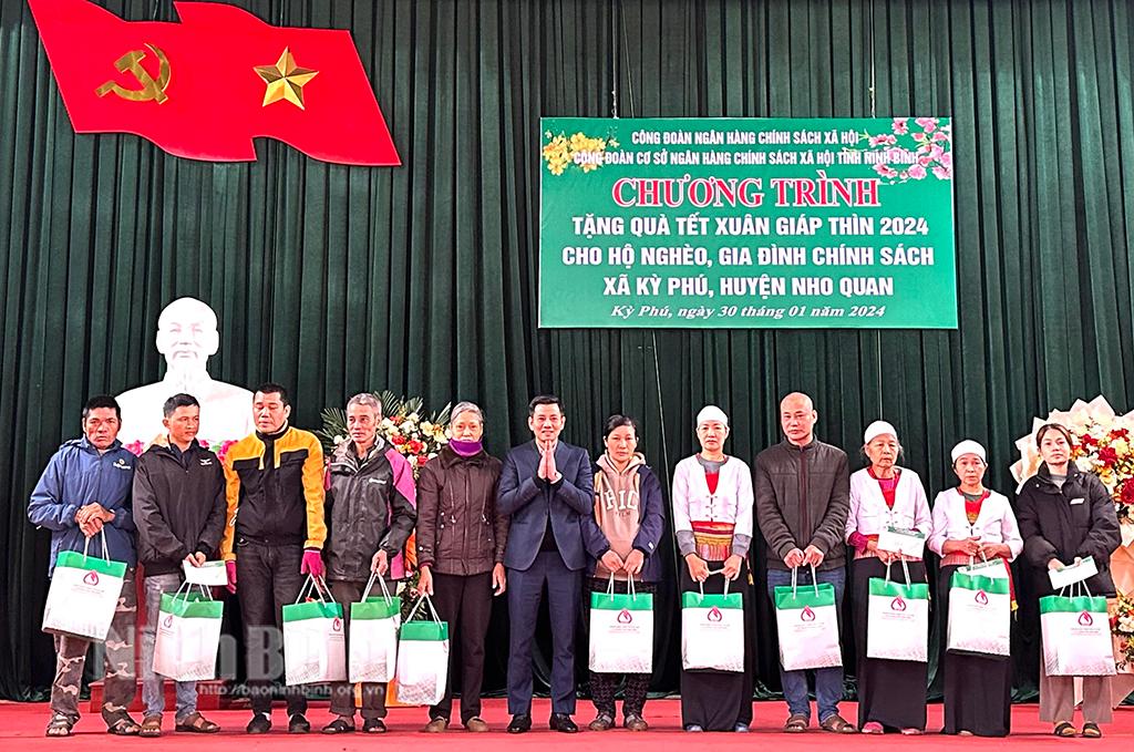 Ngân hàng Chính sách xã hội tỉnh tặng quà Tết cho hộ nghèo, gia đình chính sách