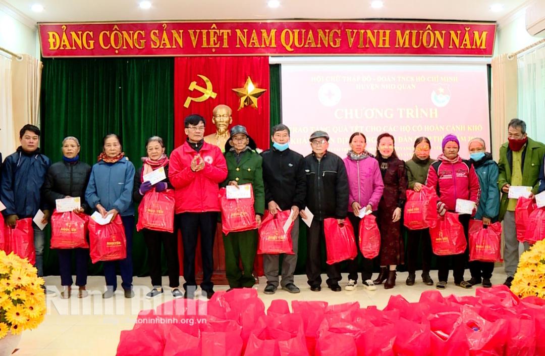 Nho Quan: Trao 130 suất quà tại chương trình "Tết nhân ái"