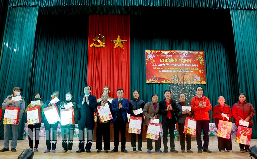 Tặng gần 100 suất quà cho người có hoàn cảnh khó khăn tại huyện Kim Sơn và Yên Khánh