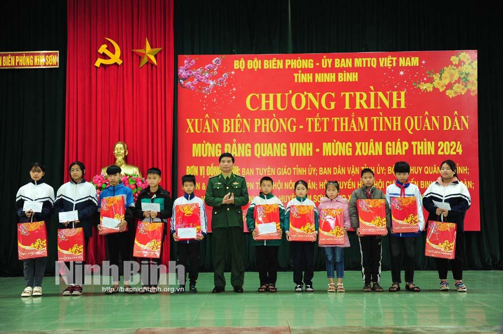 Tổ chức chương trình "Xuân Biên phòng - Tết thắm tình quân dân"