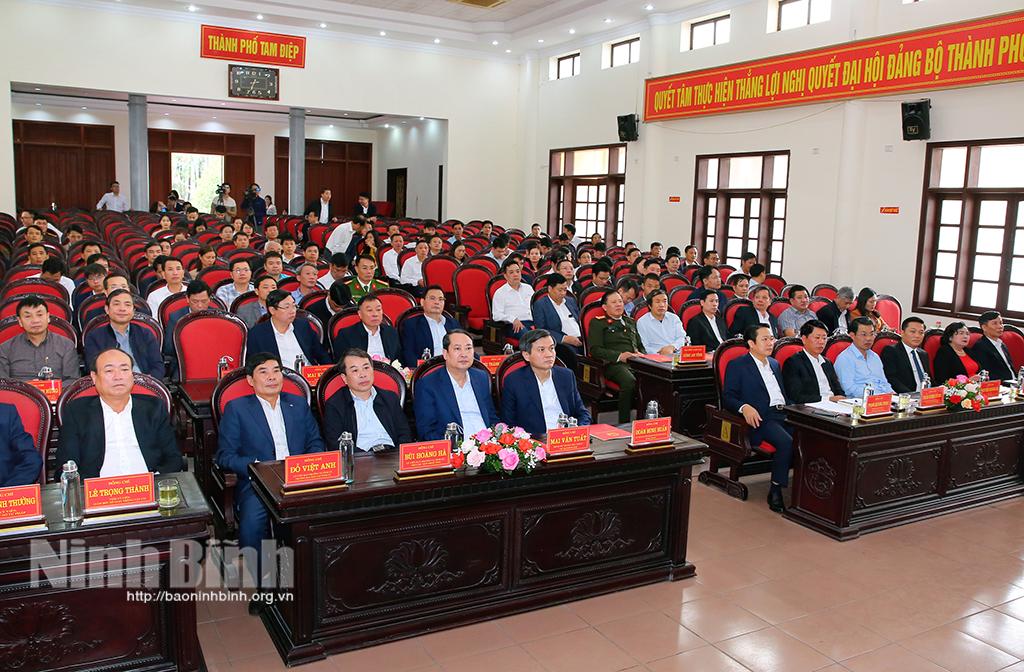 Tổng kết công tác đầu tư xây dựng tuyến cao tốc Bắc - Nam phía Đông, đoạn qua tỉnh Ninh Bình và sơ kết việc triển khai xây dựng tuyến đường Đông - Tây (giai đoạn I)