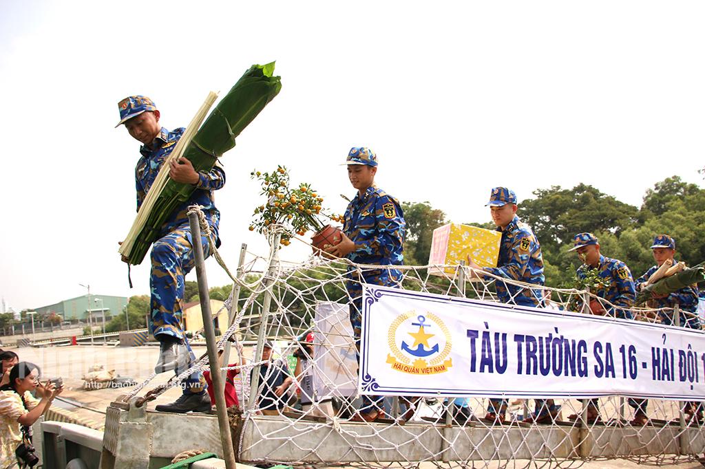 Chuẩn bị hàng hóa, quà Tết tặng các nhà giàn DK1, tàu trực và quân, dân huyện Côn Đảo