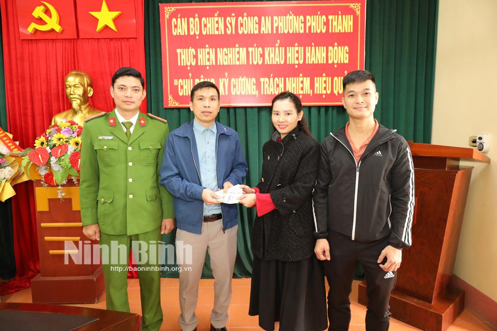 Nhân viên y tế Bệnh viện Đa khoa Ninh Bình trả lại gần 25 triệu đồng cho người đánh rơi