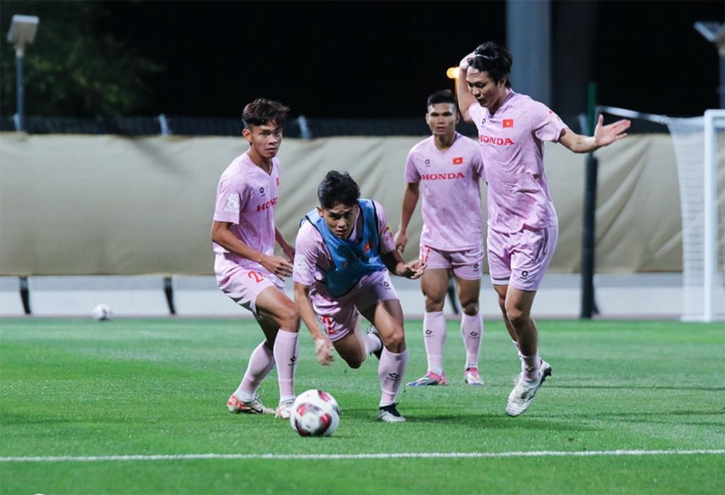 Tuyển Việt Nam bước vào buổi tập đầu tiên tại Qatar chuẩn bị cho Asian Cup