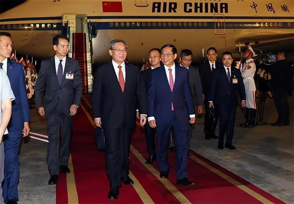 Chinese Premier arrives in Hanoi, beginning official visit to Vietnam