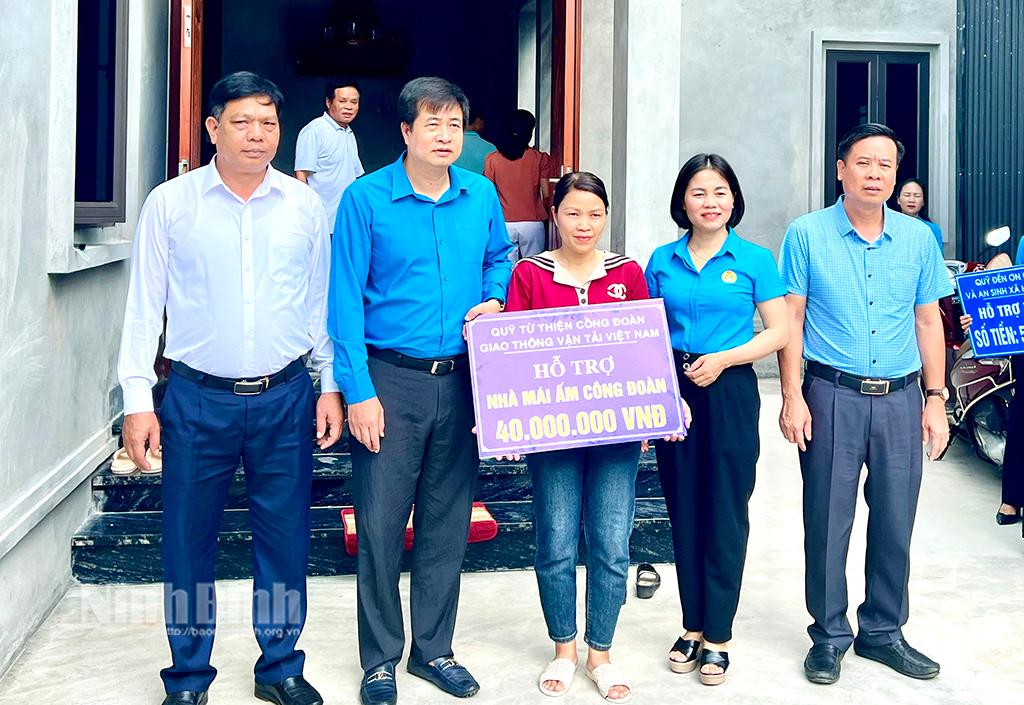 Trao tiền hỗ trợ xây nhà Mái ấm Công đoàn