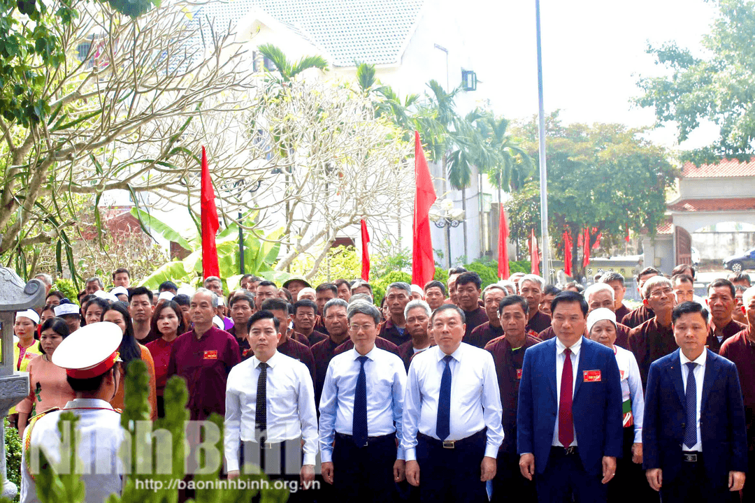 Đoàn đại biểu dự Đại hội đại biểu các dân tộc thiểu số tỉnh Ninh Bình dâng hương tưởng niệm Chủ tịch Hồ Chí Minh