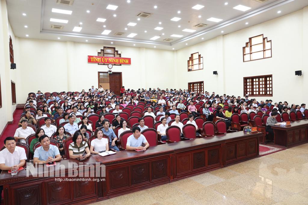 Bế giảng lớp bồi dưỡng, cập nhật kiến thức, kỹ năng cho lãnh đạo, quản lý cấp phòng và tương đương năm 2024