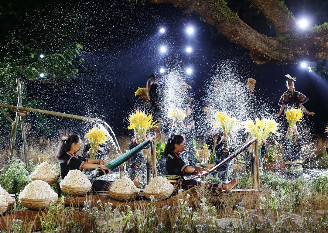 Đặc sắc chương trình nghệ thuật thời trang thổ cẩm "Vũ điệu Ban Mê"