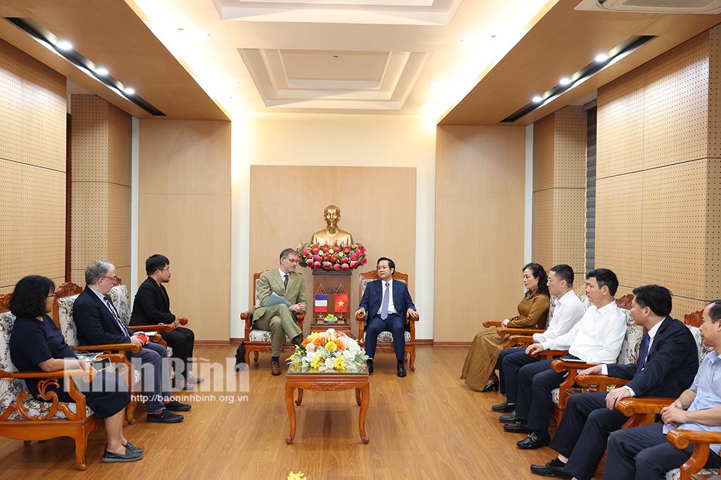Chairman of provincial People's Committee receives French Ambassador