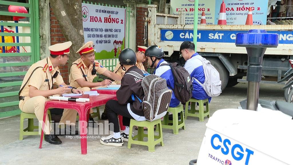 2 ngày đầu ra quân, kiểm tra, xử lý 150 trường hợp vi phạm trật tự ATGT trong lứa tuổi học sinh