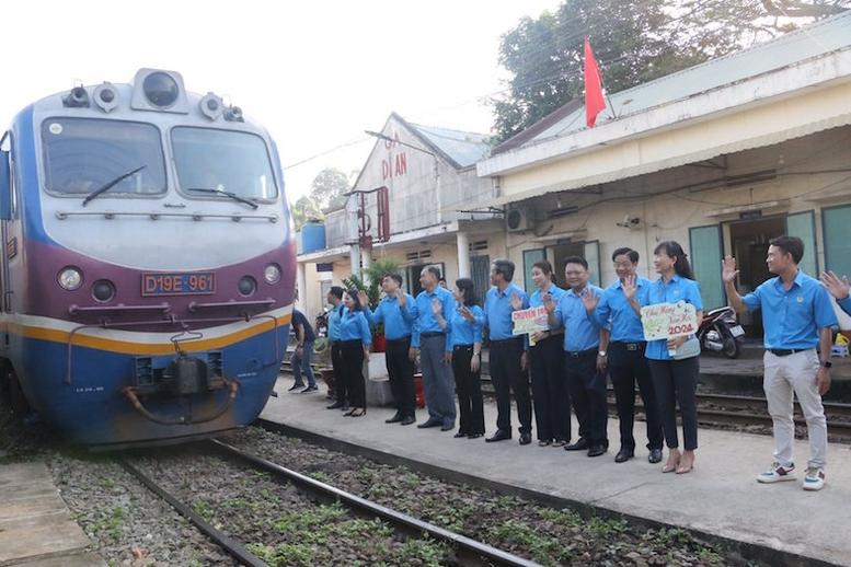 Hàng nghìn vé tàu, máy bay miễn phí đưa người lao động về quê đón Tết 2025