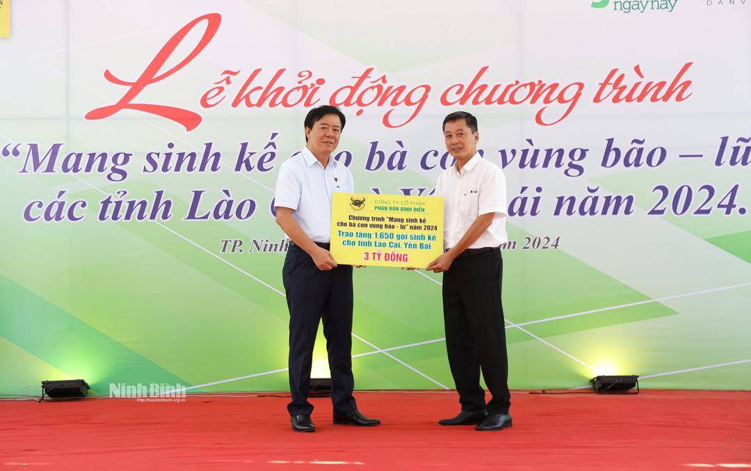 Lễ khởi động chương trình "Mang sinh kế cho bà con vùng bão-lũ" các tỉnh Lào Cai và Yên Bái