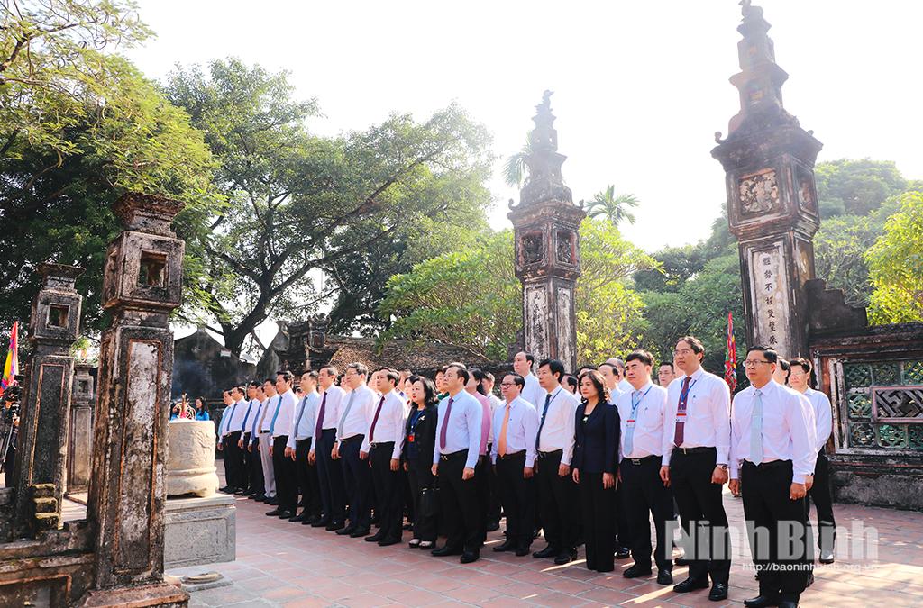 Đoàn cán bộ, học viên Lớp Bồi dưỡng cán bộ quy hoạch Ủy viên Trung ương Đảng dâng hương tại Khu di tích Quốc gia đặc biệt Cố đô Hoa Lư