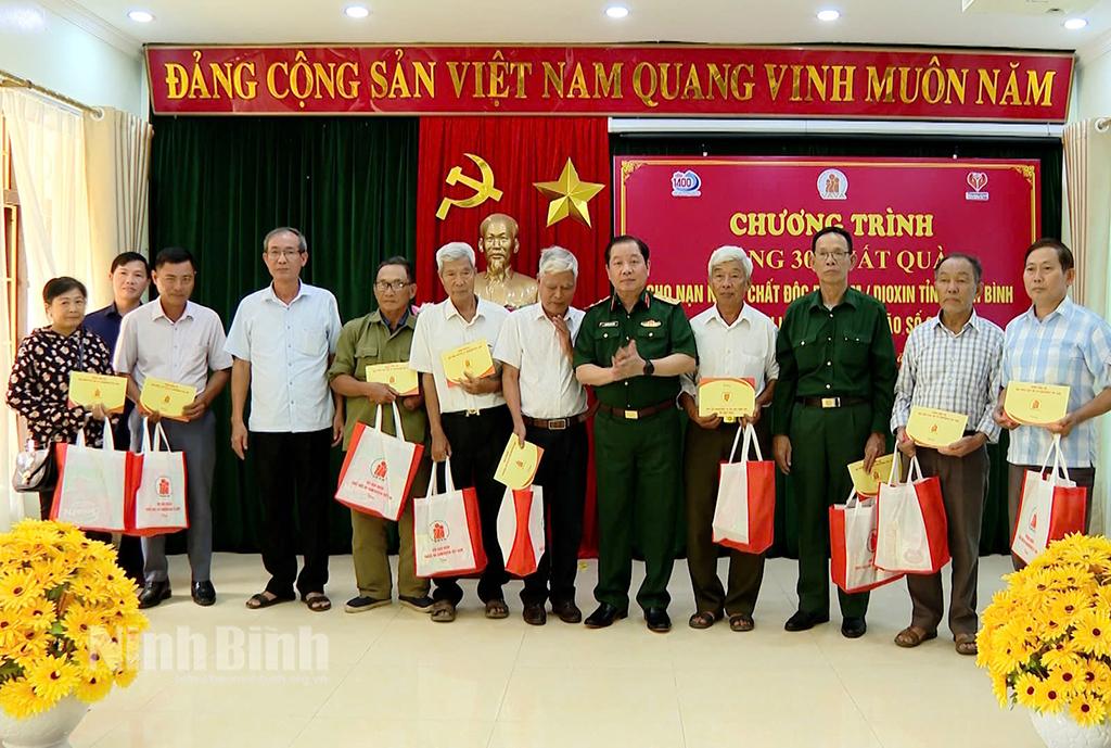 Tặng quà cho nạn nhân chất độc da cam/dioxin bị ảnh hưởng bởi bão số 3