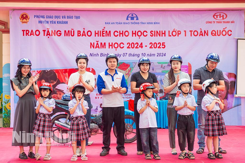 Trao tặng mũ bảo hiểm cho học sinh lớp 1 Trường Tiểu học Khánh Phú