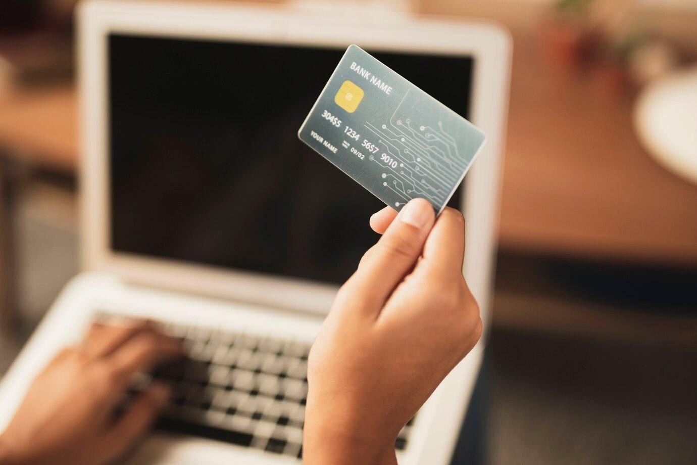 7 loại phí cần trả khi sử dụng thẻ tín dụng